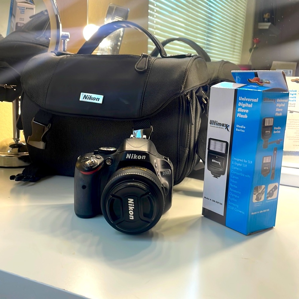 Nikon 5100 + autozoom lens + flash + case